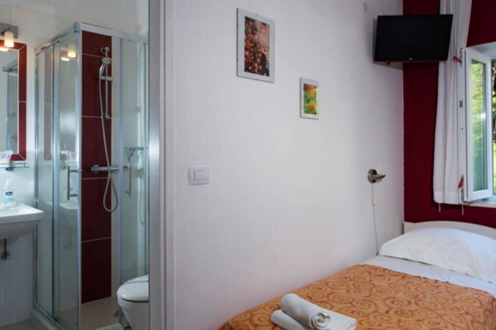 Twin bed room, 500 year old guesthouse with pool in Dubrovnik, Grad Dubrovnik