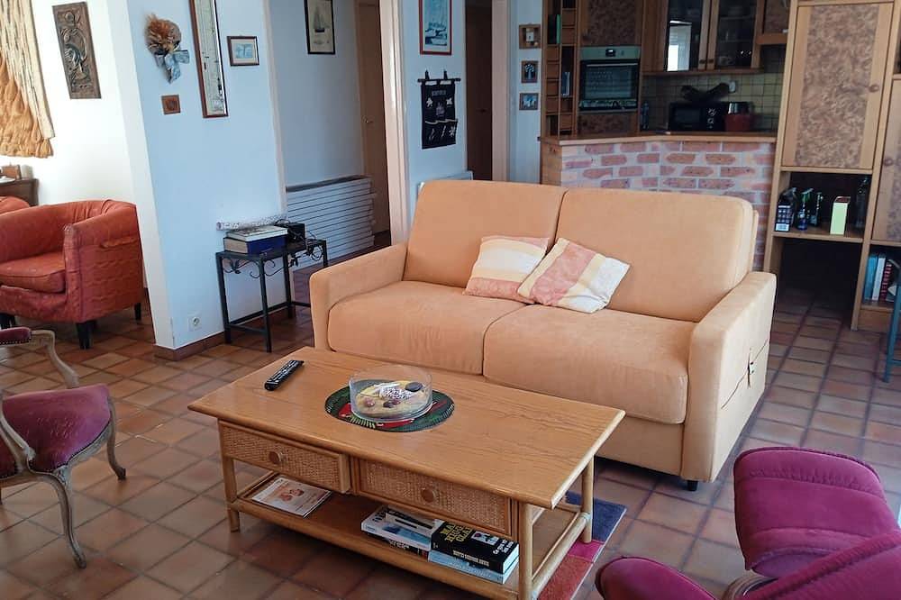 Near the port single-storey house with enclosed garden in Guilvinec, Region de Quimper
