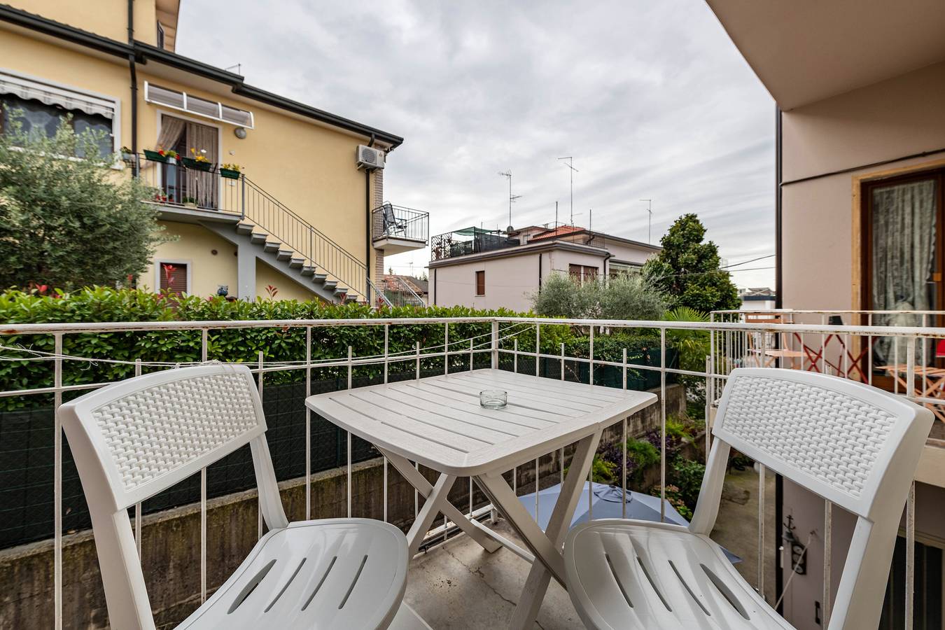 Entire studio, 'Civico22 - Camera 2' with Balcony, Wi-Fi and Air Conditioning in Peschiera del Garda, Garda Mountains
