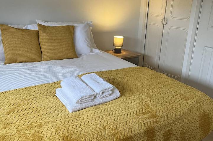Hive Stays, sleeps 3, Free Parking, Wifi, Smart Tv in Kettering, Northamptonshire