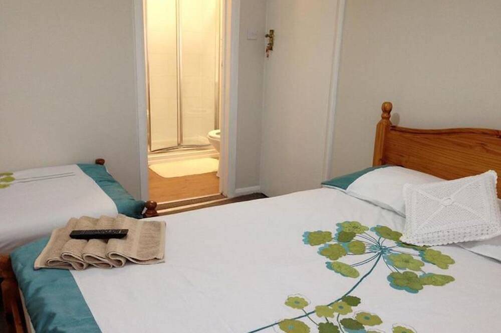 Chambre familiale confortable avec télévision, Wifi rapide gratuit, 3 couchages in Borough londonien de Hillingdon, Londres