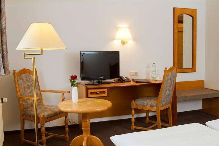 Hôtel pour 2 personnes, avec terrasse, adapté aux familles à Celle - 3
