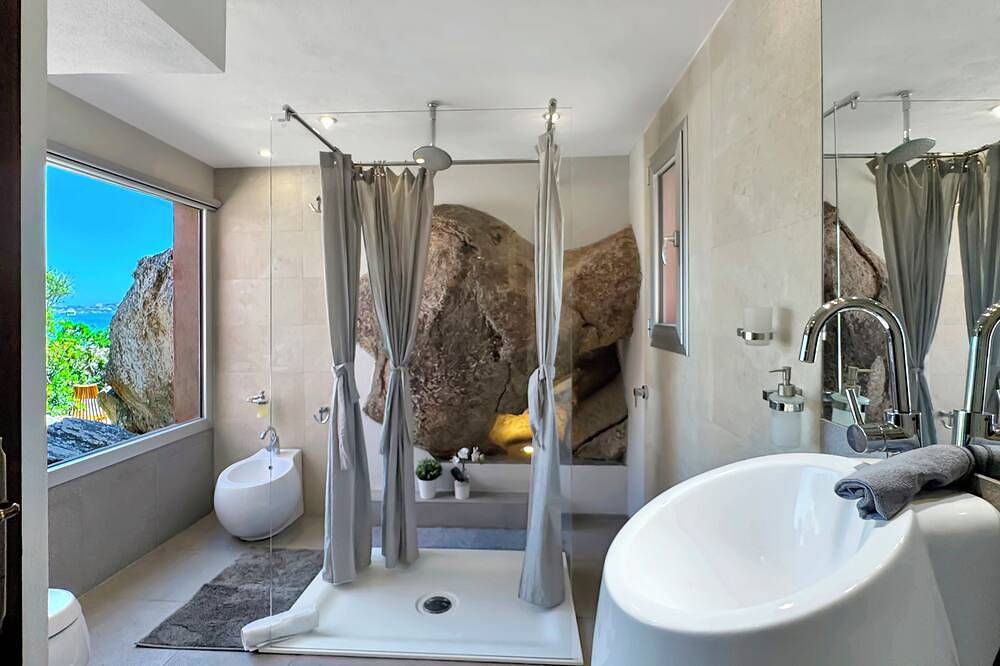 Villa Mica - Vier Schlafzimmer Villa, Schläft 8 in Spiaggia di Giardinelli, La Maddalena