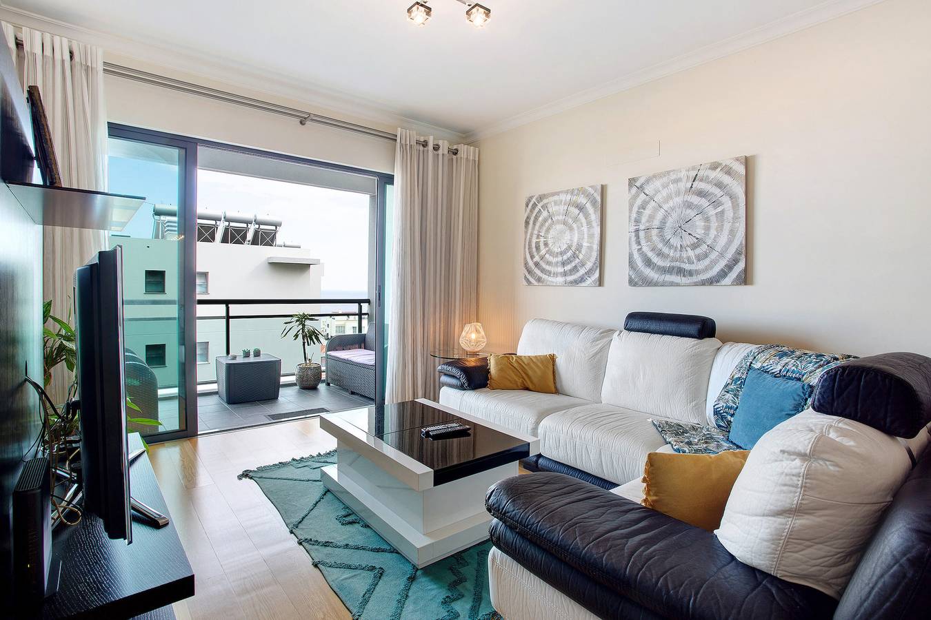 Entire apartment, Apartment 'Zino Lll - Sea View' with Sea View, Balcony and Wi-Fi in São Martinho, Madeira