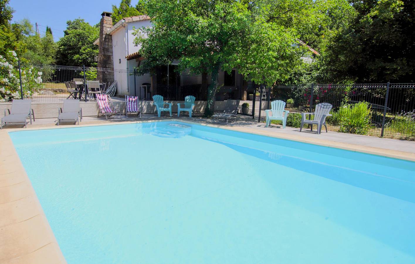 Appartement am Strand mit Pool und Parkplatz, 1 km zum Strand in Balazuc, Ardèche