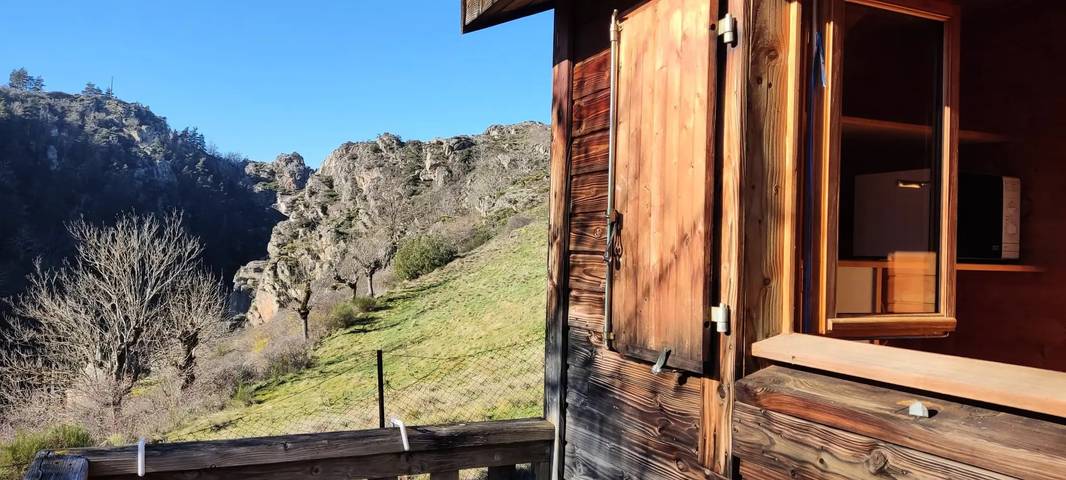Gîte pour 4 personnes, avec Terrasse ainsi que Jardin et Piscine à Saint-Pierre-le-Vieux (Lozère)
