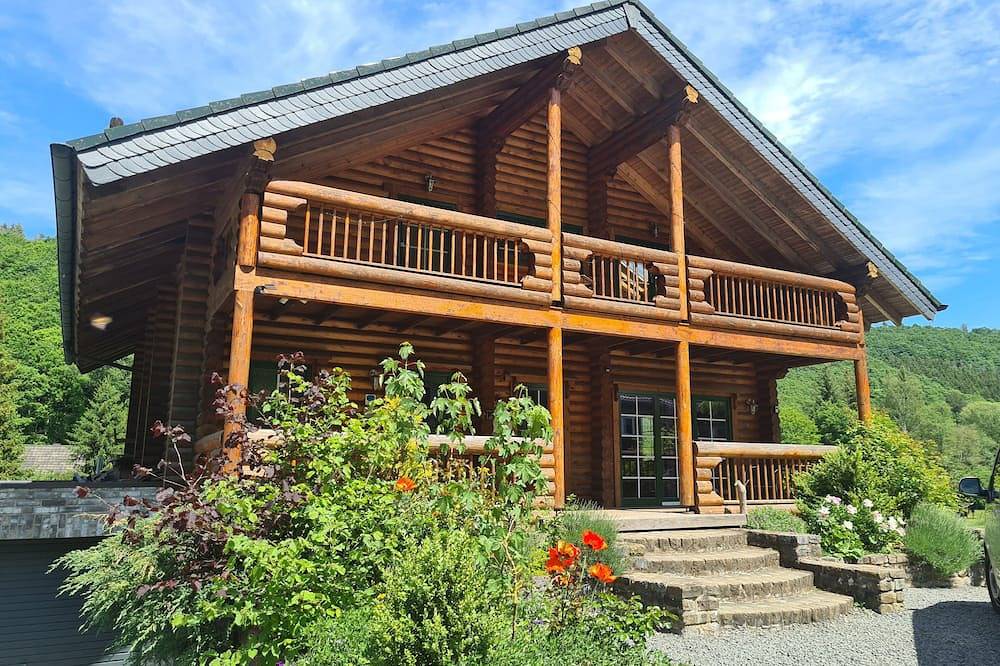 Gemütliche Rundstammvilla mit Swimspa, Whirlpool und Sauna in Wiesen, Hellenthal