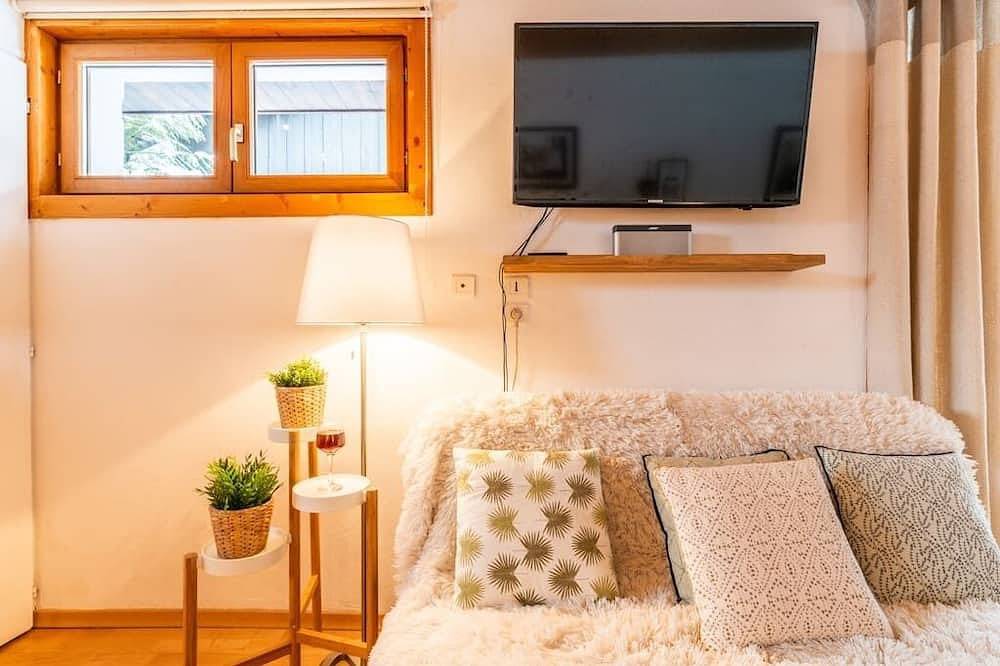 Appartement entier, 7 lits, 3 chambres, 2. 5 salles de bain, immense balcon, 30m des pistes, calme, 1km ville in Les Gets, Les Portes du Soleil