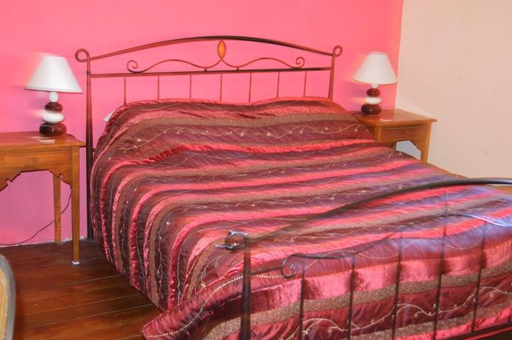 Location de vacances pour 2 personnes, avec piscine et vue ainsi que terrasse et jardin à Prades - 4