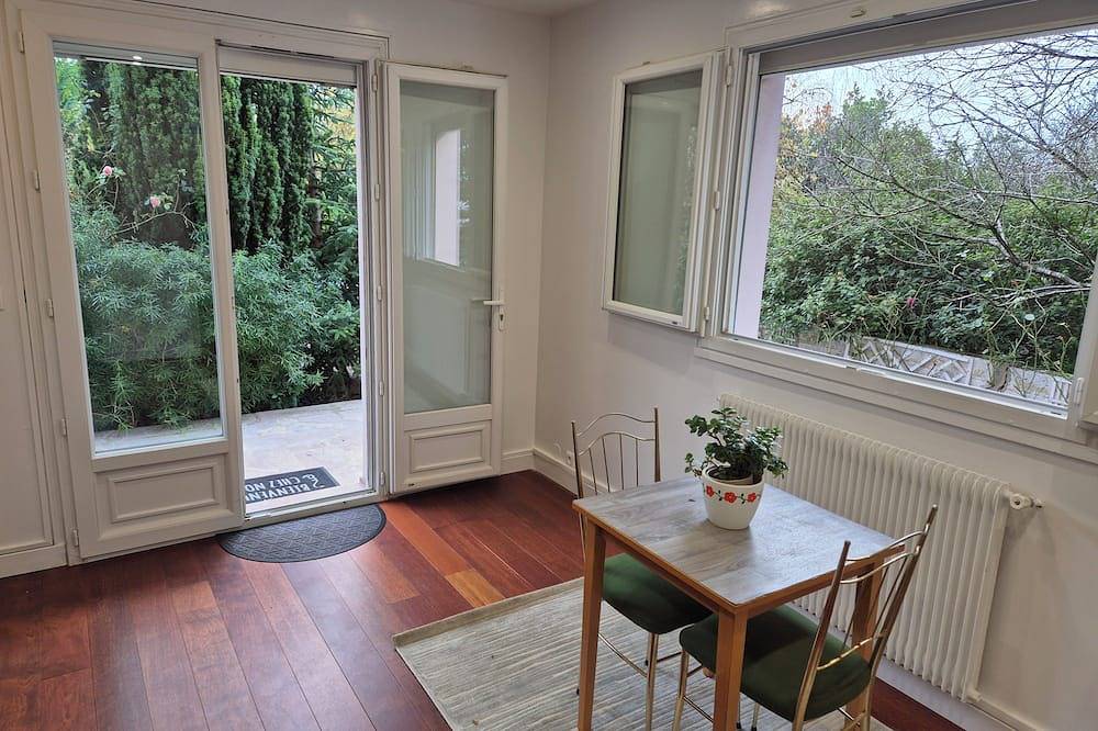 Appartement entier, F2 rénové au calme terrasse fleurie in Le Raincy, Seine-Saint-Denis