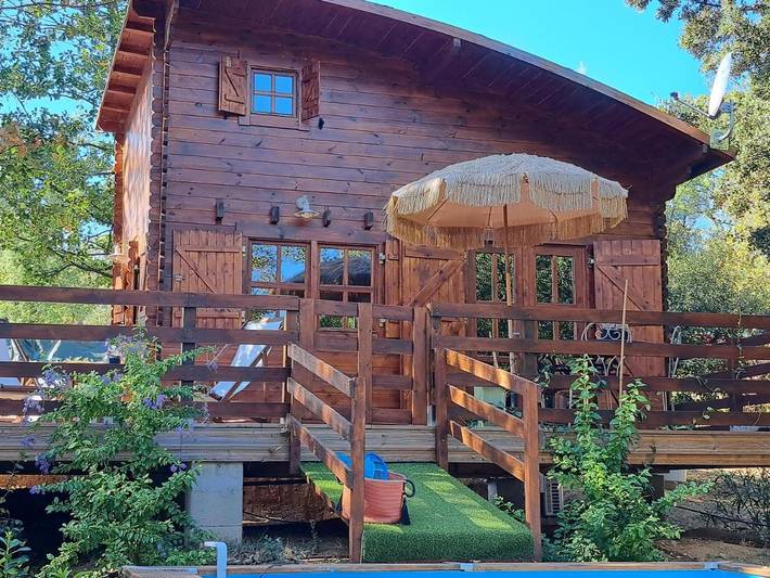 Chalet pour 4 personnes, avec piscine ainsi que balcon et jacuzzi