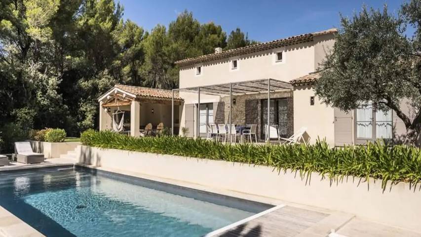 Gîte pour 9 personnes, avec Terrasse ainsi que Jardin et Piscine à Lourmarin