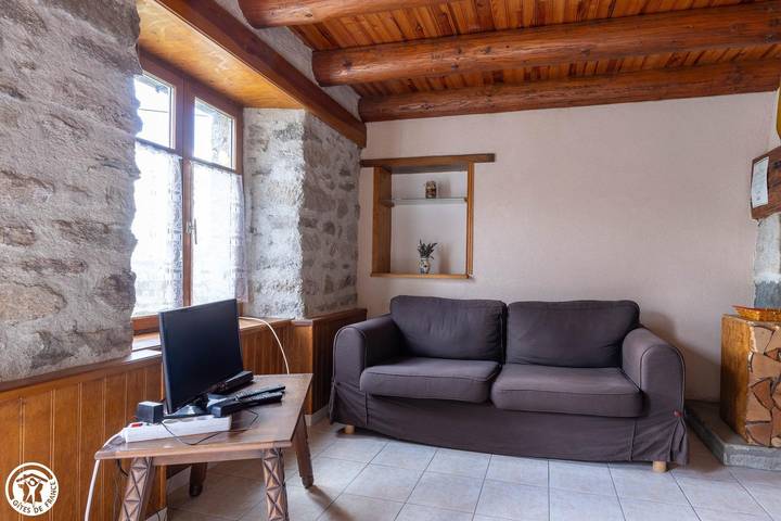 Gîte avec parking et jardin, 2km de Beurières in Parc Naturel Régional Livradois-Forez