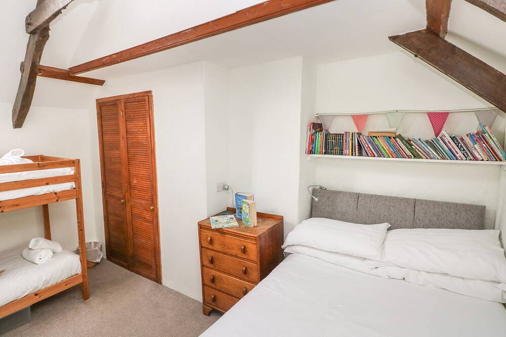 Pant Y Ffynnon, pet friendly, character holiday cottage in St Davids in Trefin, Pembrokeshire