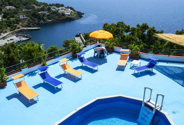 Gîte pour 2 personnes, avec Balcon et Terrasse ainsi que Piscine et Vue à Ustica