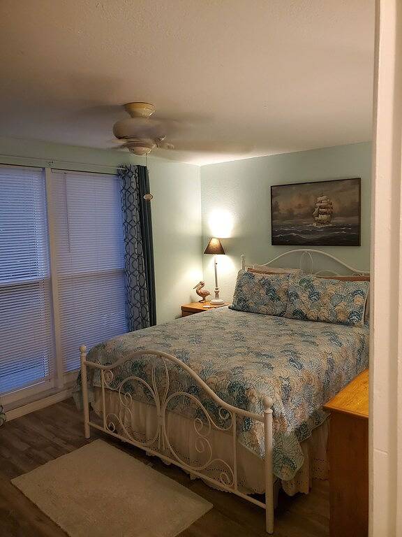 Privates Schlafzimmer und privates Bad am separaten Ende des Hauses mit Blick auf das Wasser. in Beacon Square, Pasco County