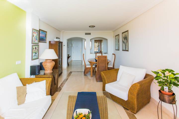 Apartamento vacacional entero, 3-Bed Apt, Sleeps 5 w/ Views & Golf & Country Club in Los Arqueros Golf and Country Club, Benahavís