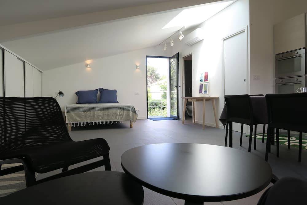Entire apartment, Loft In The Heart Of The Village, In The Country, 10Mn From Aix in Venelles, Aix-en-Provence region