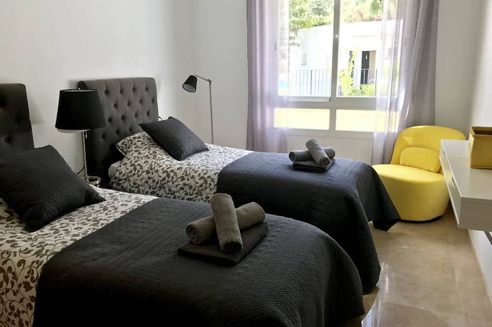 Apartamento entero, Encantador y espacioso apartamento en planta baja + piscina infinita con vistas al mar in Urbanizacion Las Jacarandas, Ojén