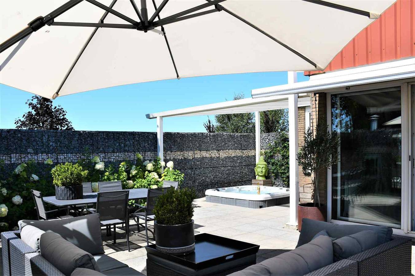 Ländliches Ferienhaus für 6 Personen mit Außen Spa und großem Garten in Dronten in Dronten, Regio Zwolle
