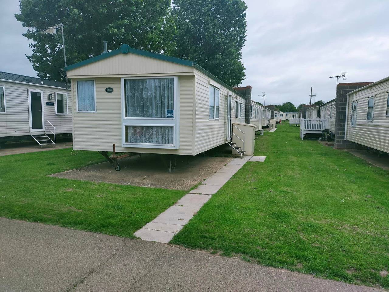 Holiday Park Home Sleeps 4 - Dogs Welcome - Pool in Clacton-on-Sea, Essex