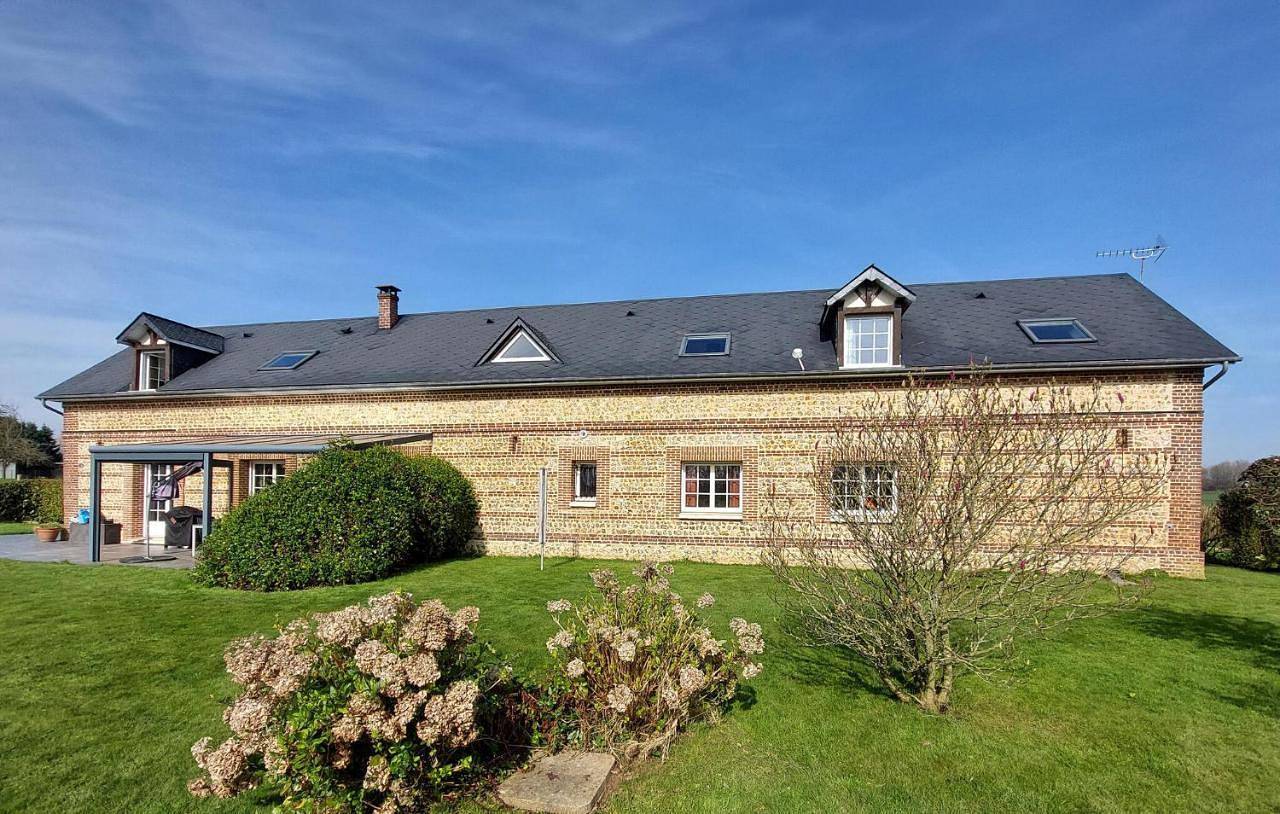 Four-Bedroom Holiday Home in Saint-Aubin-Routot, Région du Havre