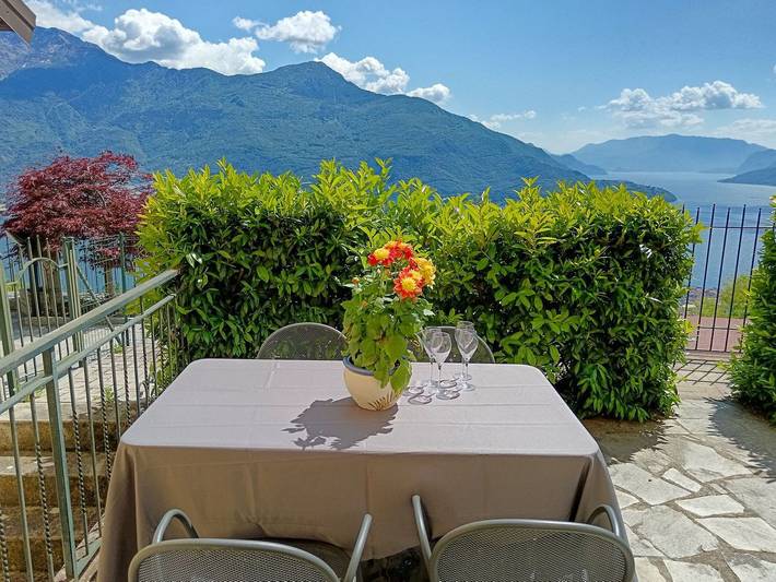 Ferienwohnung für 4 Personen, mit Seeblick und Ausblick sowie Garten, mit Haustier in der Lombardei