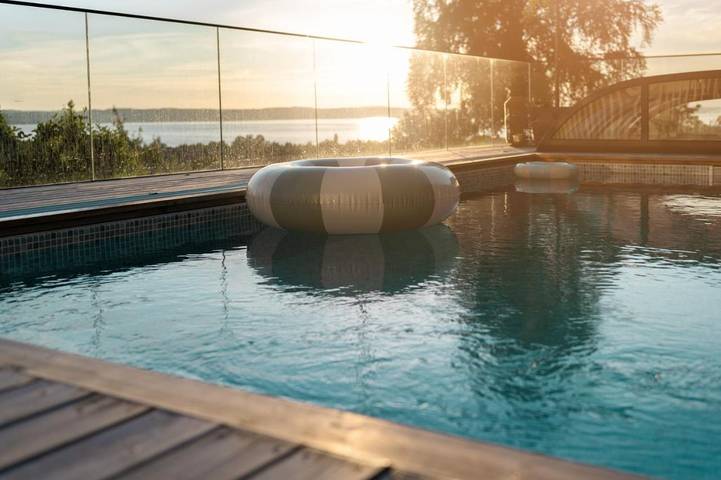 Ferienhaus für 8 Personen, mit Balkon und Terrasse sowie Garten und Pool in Huskvarna