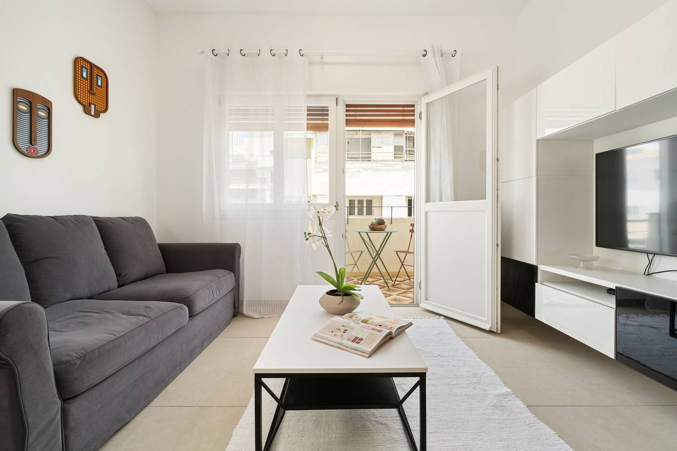 Apartamento entero, Miklat Classic Bauhaus 1Br with Balcony on Sheinkin Street by Feelhome in Tel Aviv, Distrito de Tel Aviv