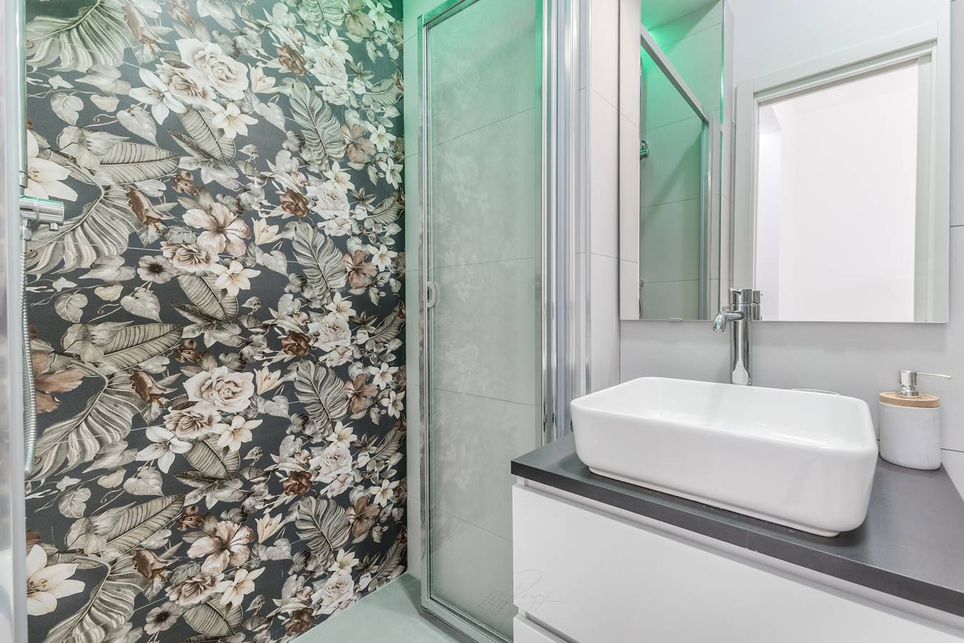 Room 'Gordiani Guest House - Grey' with Wi-Fi and Air Conditioning in Rome, Rome Province