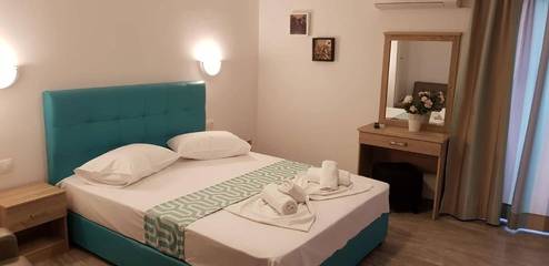 Hôtel pour 2 personnes, avec terrasse ainsi que jardin et vue, animaux acceptés dans Poros