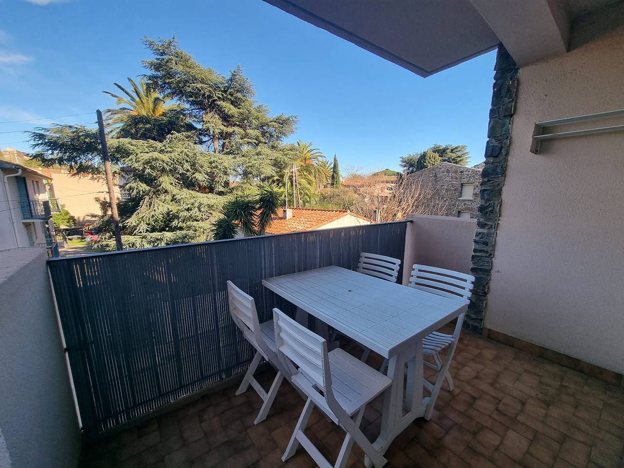 Entire apartment, Quiet T3 Apartment with Terrace and Equipped Kitchen, 300m from the Beach in Collioure in La Côte Vermeille, Collioure