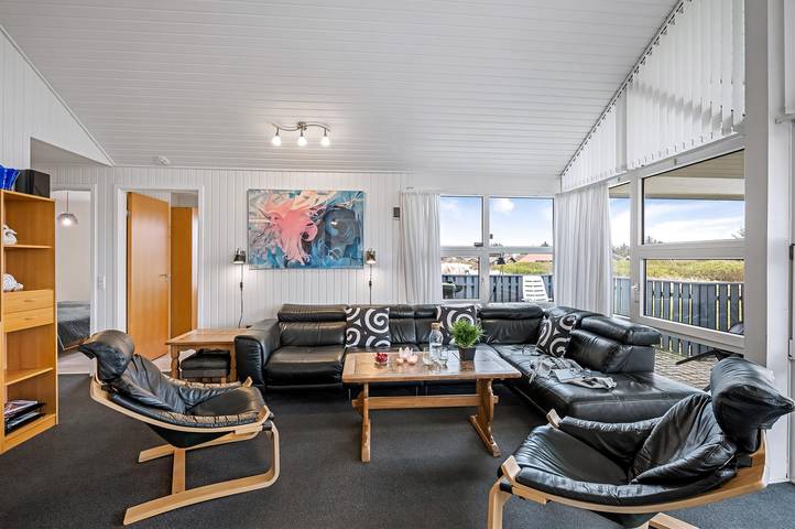 Amazing home in Hvide Sande w/ 4 Bedrooms, Wifi and Internet in Skodbjerge, Haurvig