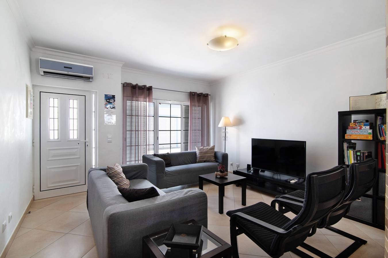 Casa de férias "Residência Ideal Villas" com Piscina, A/C, Bbq, toda equipada, até 12 pessoas in Manta Rota, Ria Formosa