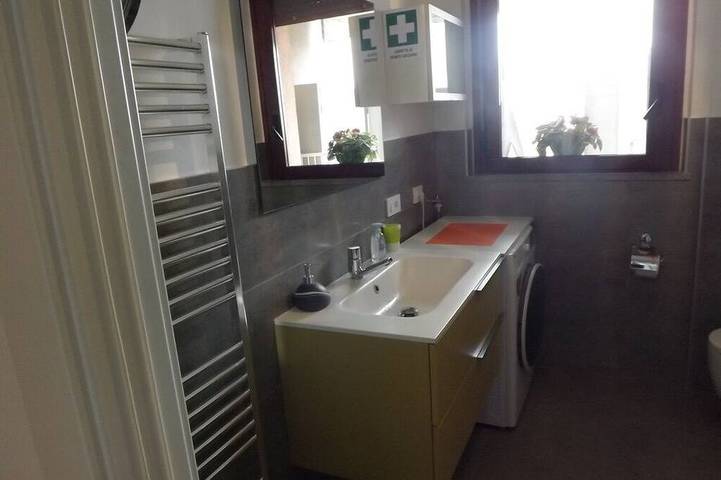 Ganze Wohnung, Appartamento luminoso  con balcone, silenzioso davanti a un parco vicino a Gym in Centro (Gallarate), Gallarate