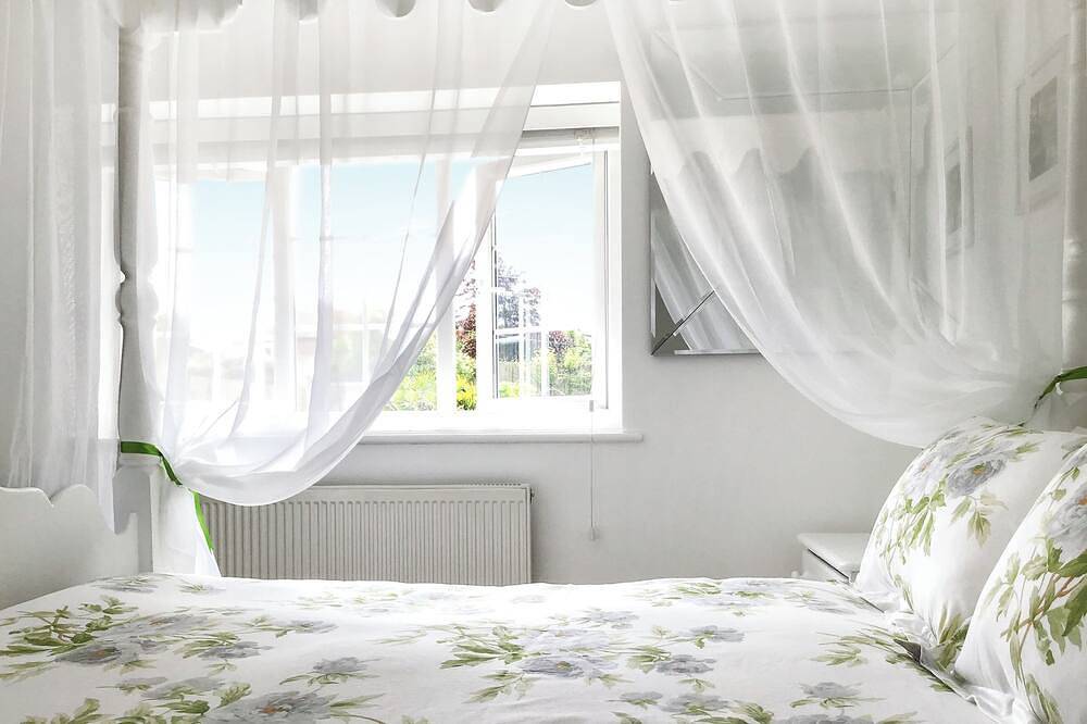 4 bedroom accommodation in Bothenhampton, near Bridport in Bridport, Dorset