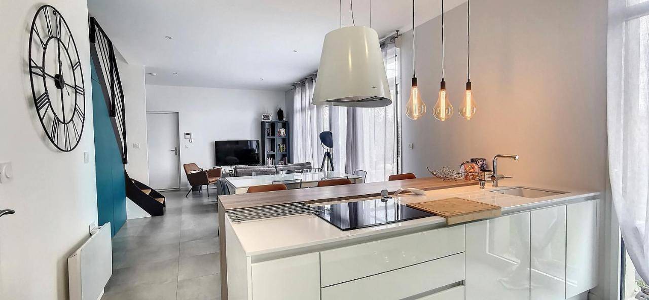 Appartement entier, Three-Bedroom Apartment in Neuville-sur-Saône, Lyon et ses environs