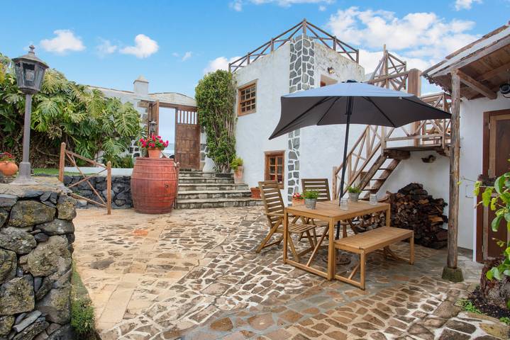 Vacation rental for 2 people, with yard, kid friendly in North Tenerife