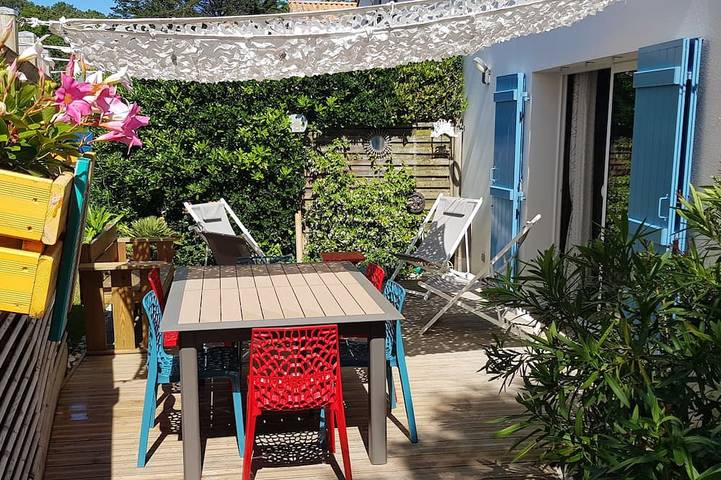 Location de vacances pour 6 personnes, avec jardin ainsi que terrasse et piscine dans Plage naturiste (Olonne-sur-Mer)
