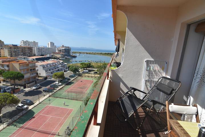 Appartamento per 3 persone, con piscina e terrazza nonché panorama, con animali domestici in Roses