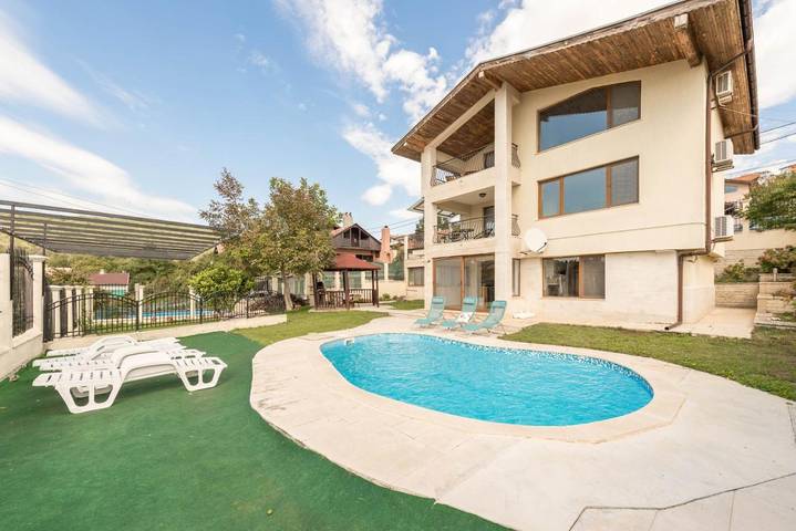 Ferienhaus für 13 Personen, mit Garten und Pool sowie Ausblick, mit Haustier in Bulgarien