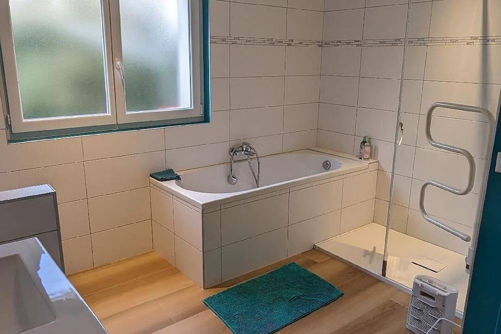 Appartement entier, Proche Rhune/plages, appartement neuf Rdc d'une maison basque. Animaux acceptés! in Ascain, Région de Bayonne