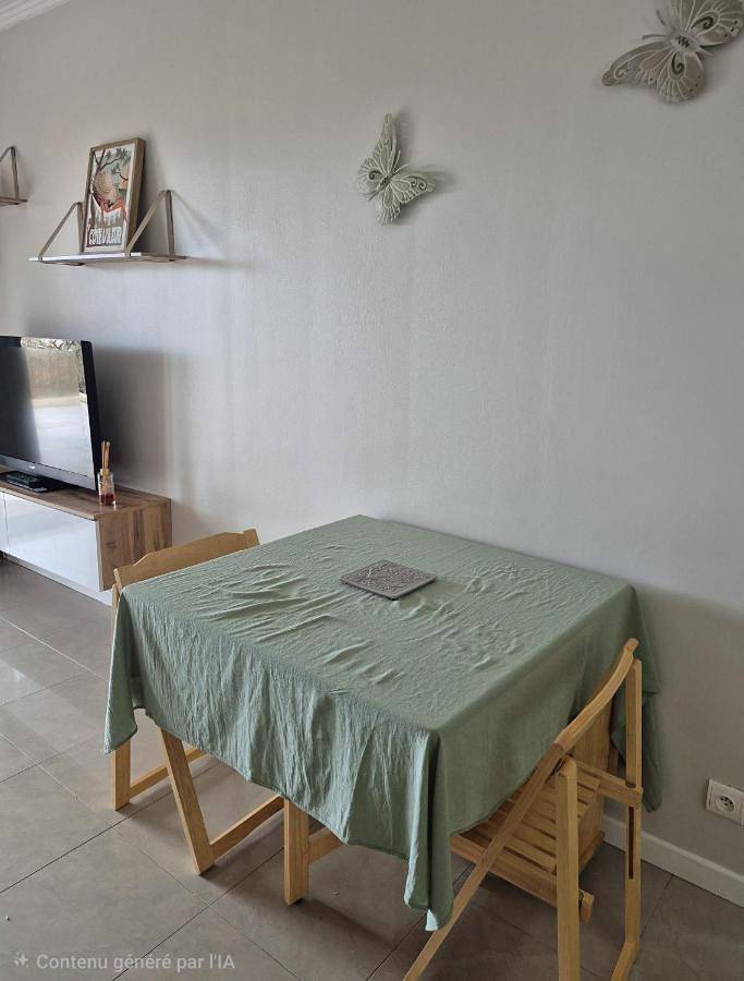Gîte pour 4 personnes, avec vue ainsi que terrasse et piscine à Les Adrets-de-l'Estérel - 4