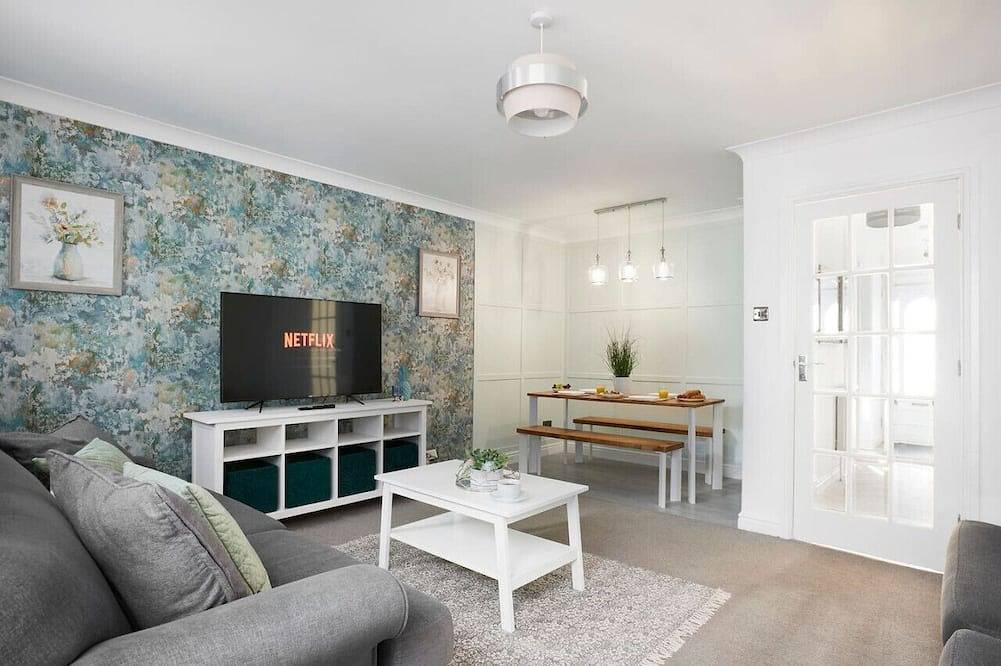 Usnooz | Charming Huddersfield Home with Garden in Huddersfield, West Yorkshire