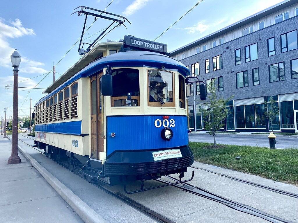 Ganze Wohnung, Family-friendly suite with King+Queen beds-Steps to Metrolink Off-Street Parking in St. Louis, Missouri