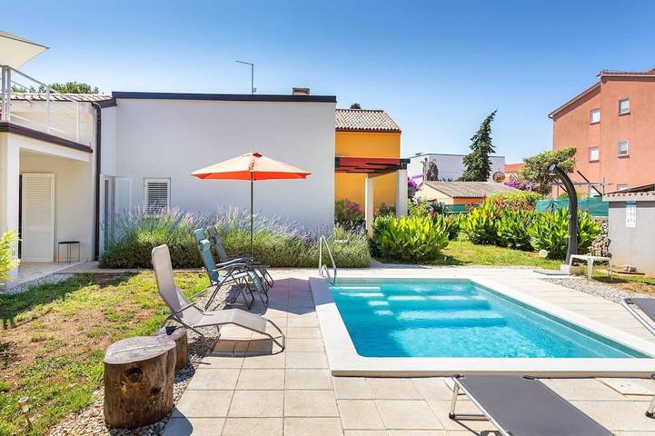 Villa für 6 Personen, mit Whirlpool und Balkon sowie Garten in Premantura