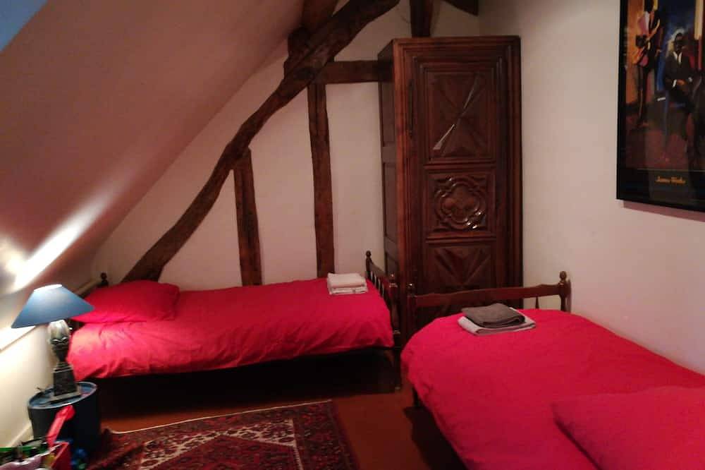 Maison de charme avec piscine,   parc 10.000 m²,  proche Paris, 3 sdb. in Orgerus, Yvelines