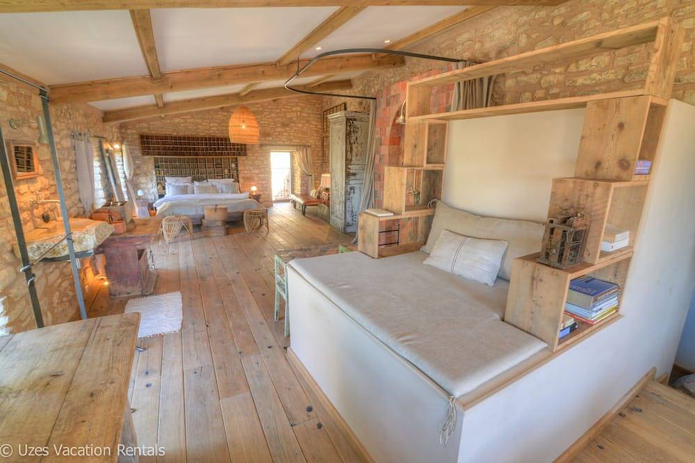 Charming and cosy South of France village stone house in La Capelle-et-Masmolène, Nimes und Umgebung
