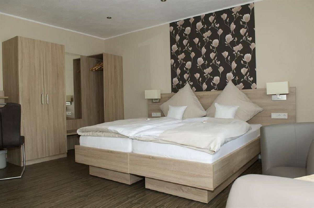 Ganze Ferienwohnung, Doppelzimmer Du/Wc in Schweich, Moseleifel