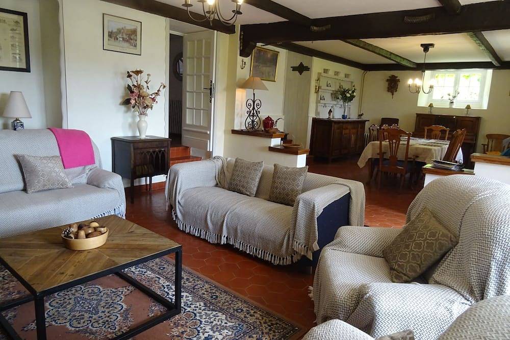 Belle maison de campagne, grande piscine privée chauffée, jardins, aire de jeux in Villefranche-du-Périgord, Périgord Noir